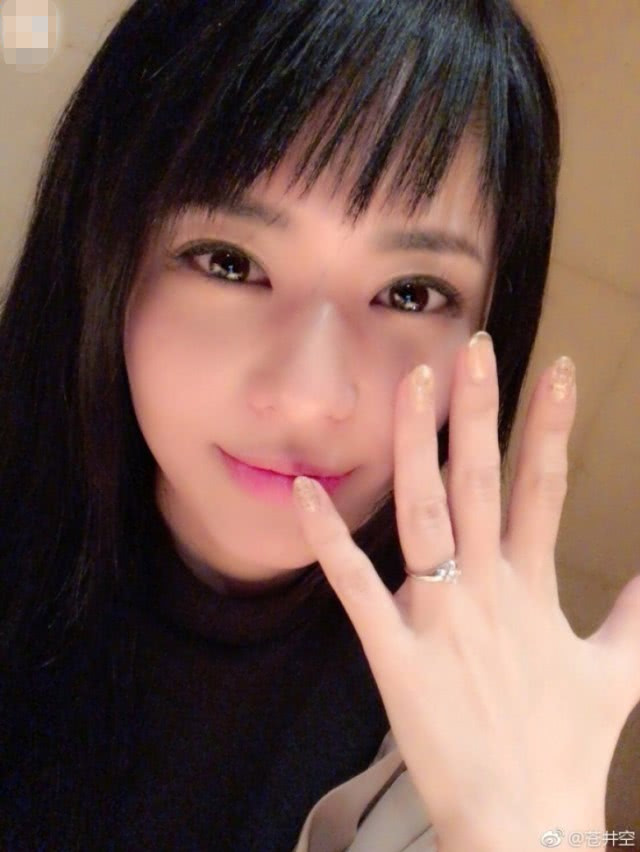 苍井空首次携DJ老公同台亮相 白纱遮孕肚现场宣布已怀孕5个月