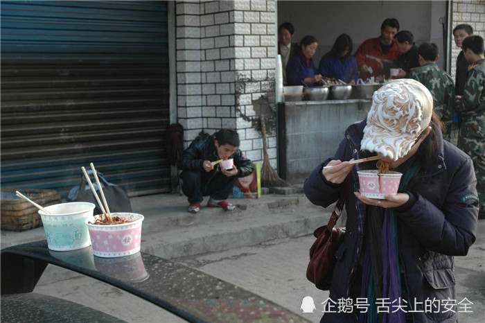 武汉人把早餐的时间叫"过早",就算是武汉下了瓢泼大雨,武汉人仍然走