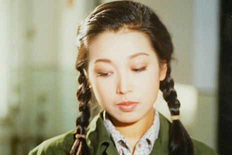 曾比那英还要红，结婚后淡出歌坛，而今把儿子培养了游泳健将