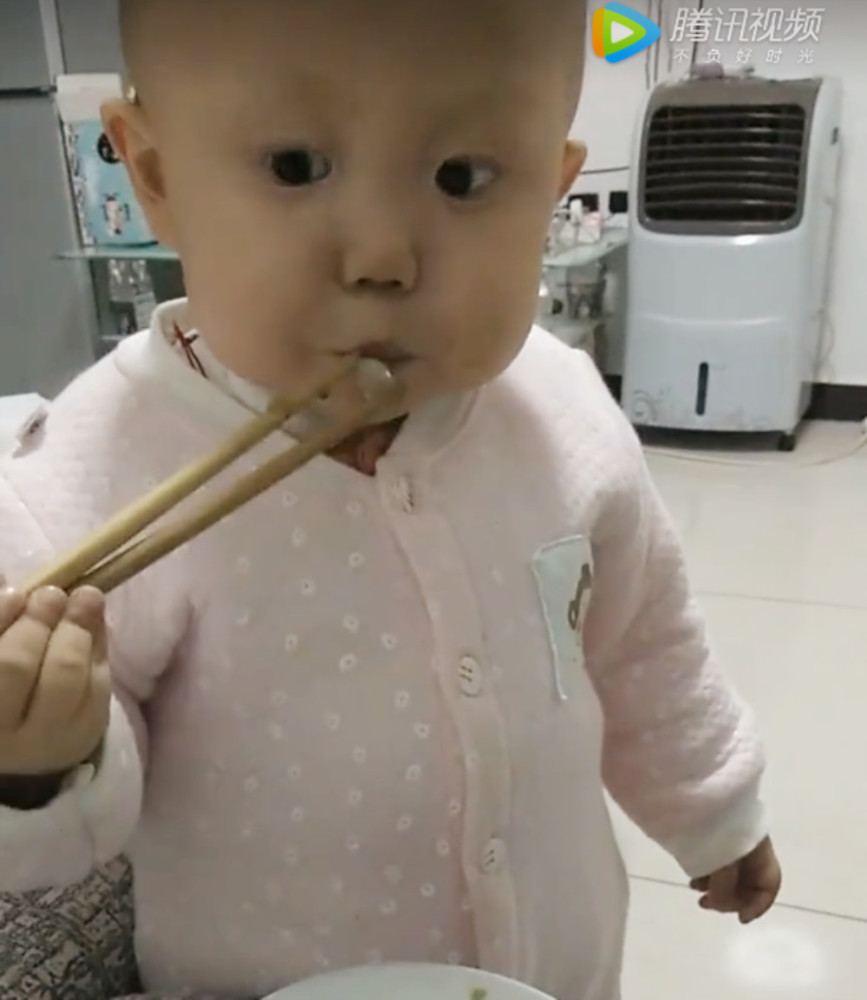 一岁宝宝会用筷子吃饭,夹豆子比大人都灵活,网