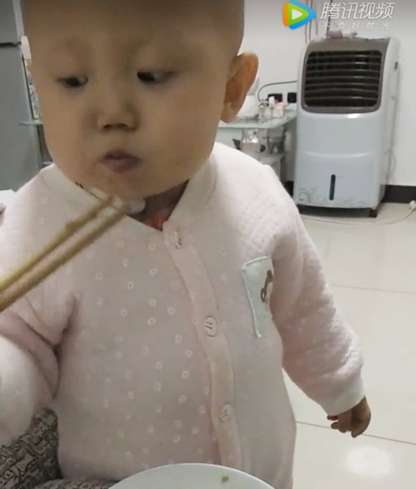 一岁宝宝会用筷子吃饭,夹豆子比大人都灵活,网