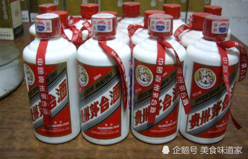 日本人到中国走亲戚,买一箱茅台酒送人,网友:就问你打脸不!