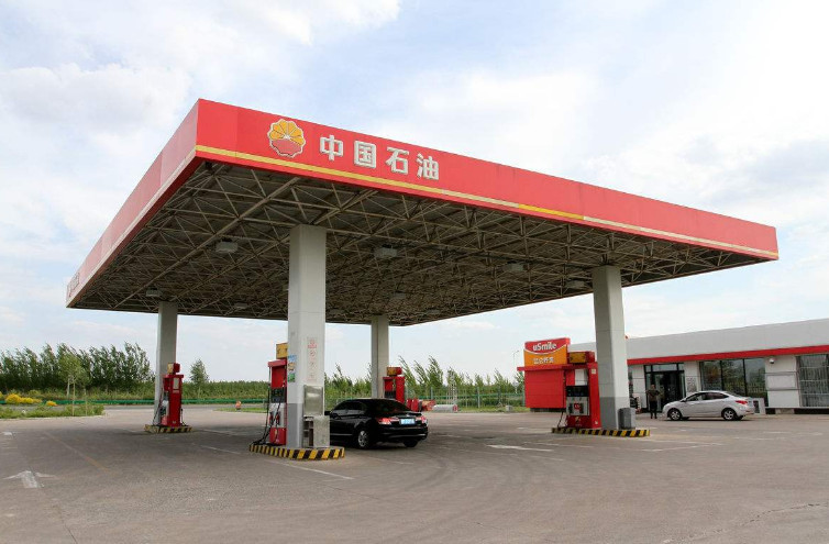 私营加油站油价不光便宜,还免费洗车,那它到底