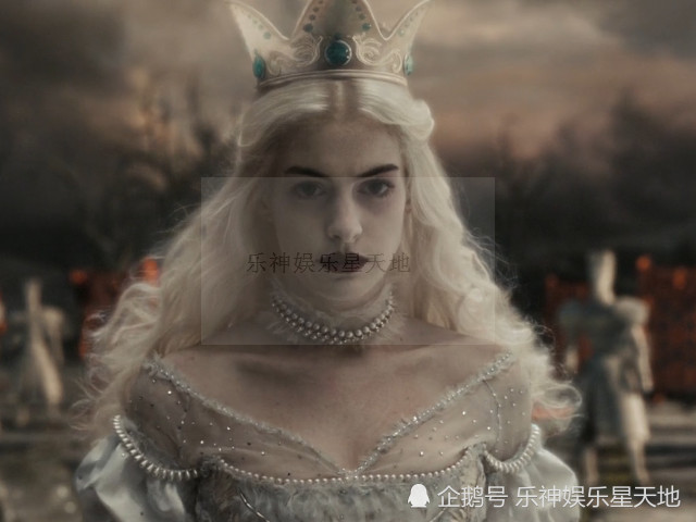 白皇后:小时候的无心之失害了你,对不起!红皇后:真叫
