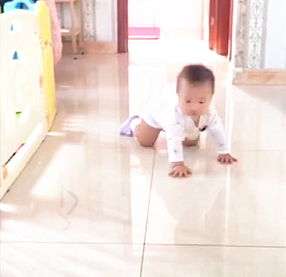 刚学会走路的宝宝摔倒了,能自己站起来继续走