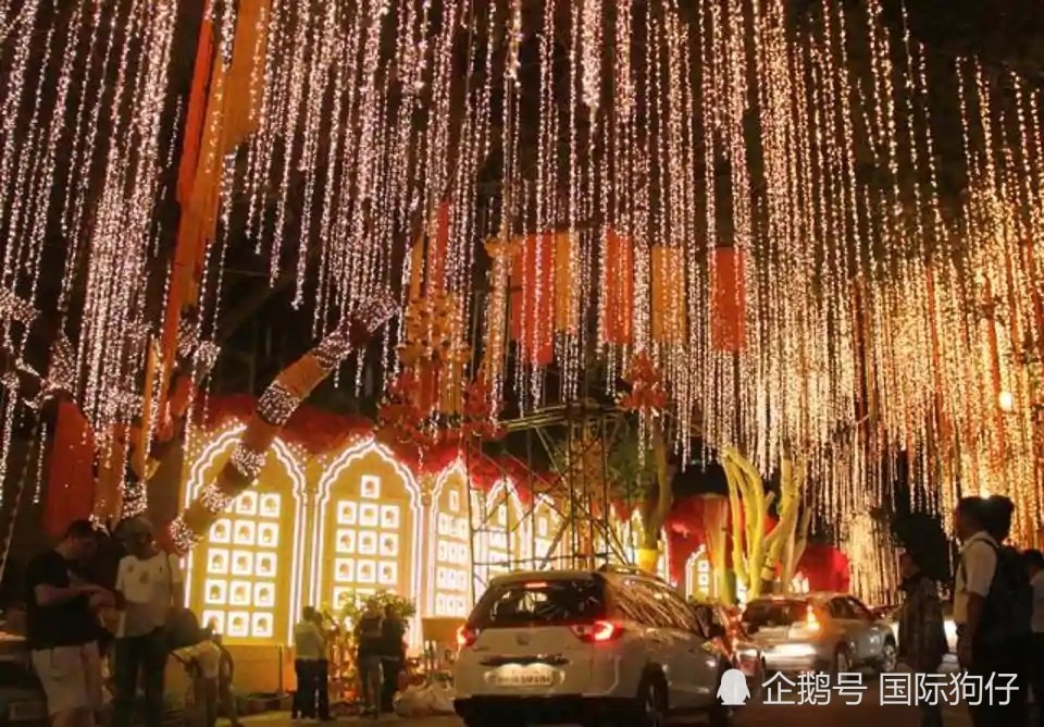 印度首富女儿的奢华婚礼开始:现场珠光宝气 贫