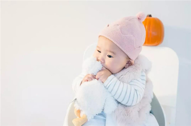 宝宝手凉是怎么回事?宝妈需要给宝宝加衣服吗