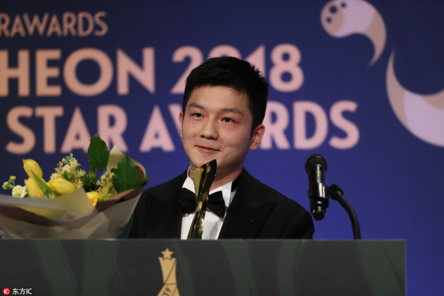樊振东荣获年度最佳 穿西装秀英文大家惊呼男
