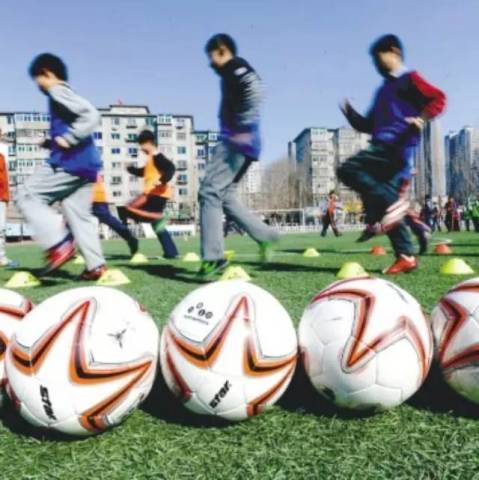 探索 校园足球要发展 家长担心孩子受伤、耽误