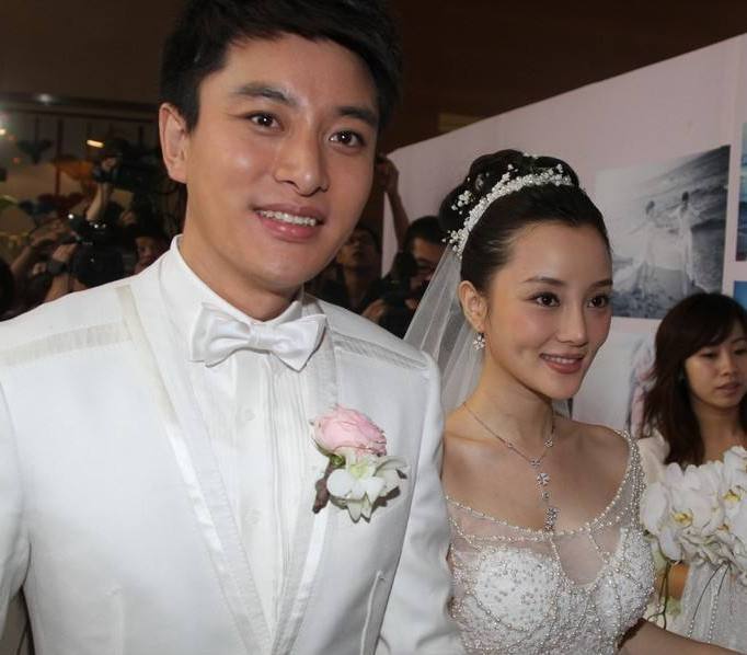 贾乃亮换新发型,摘掉耳钉和帽子,西装革履的他变得成熟又稳重