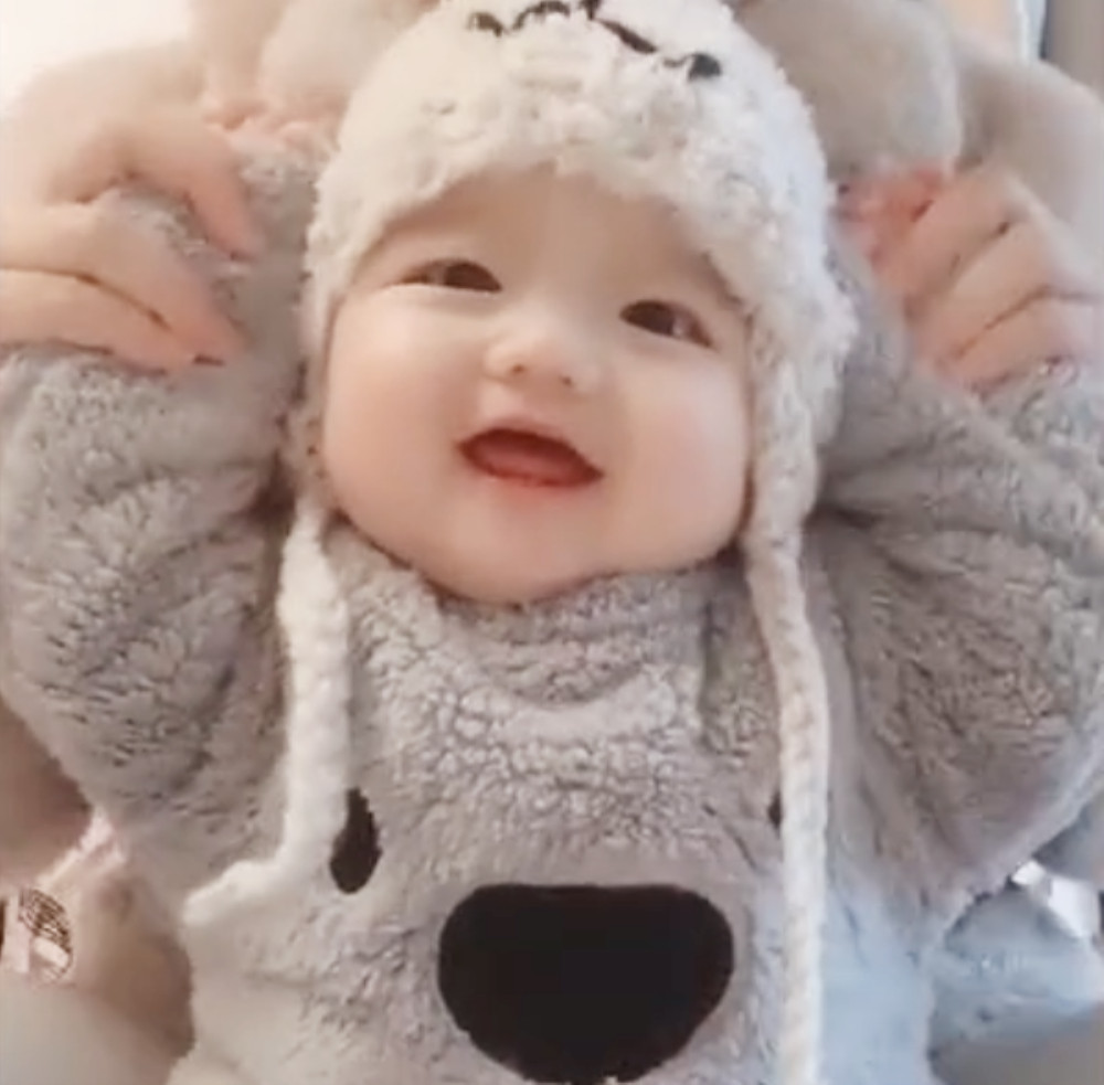 高颜值宝宝随着音乐跳舞,太可爱了,网友:看完想