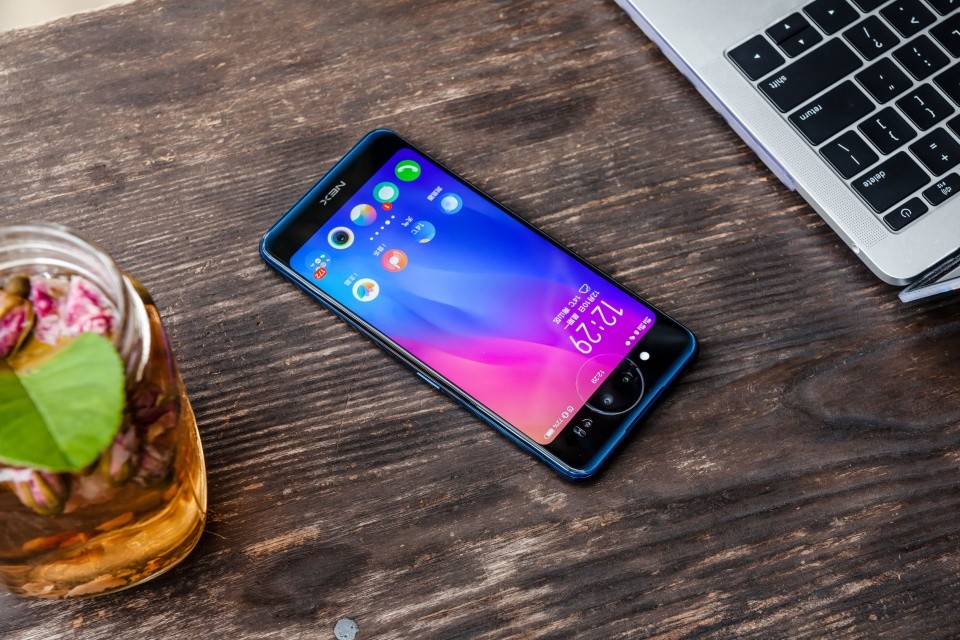 采用前后双屏设计,vivo NEX双屏版开启全新交