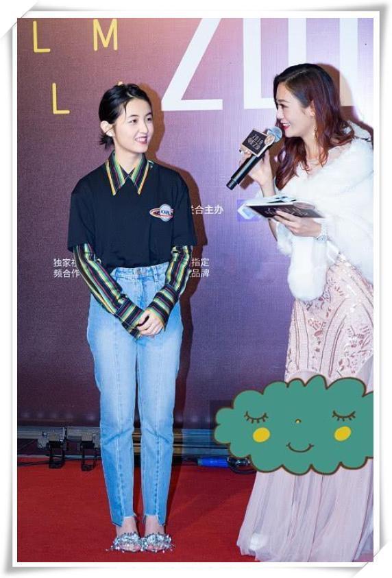 被张子枫惊艳 牛仔裤配凉鞋时髦到炸,只要不穿裙子就能美炸天