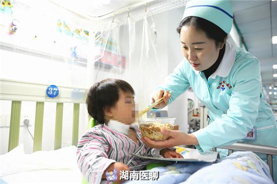 1岁宝宝患重症肺炎,肺部不堪重负?救命神器