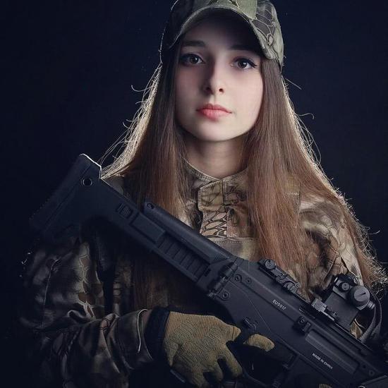 乌克兰选美冠军 如何变身美女狙击手 击毙1公里外敌人?