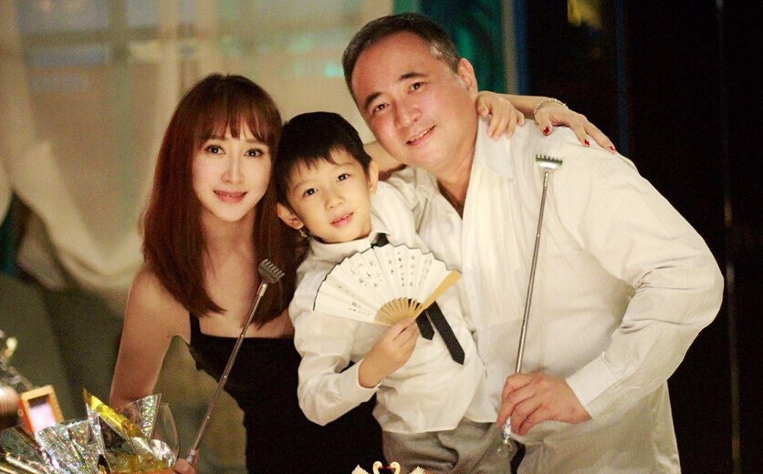 娱乐午报:三位阔太齐出动