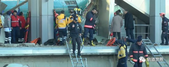 土耳其高速动车组与机车相撞脱轨,致车站