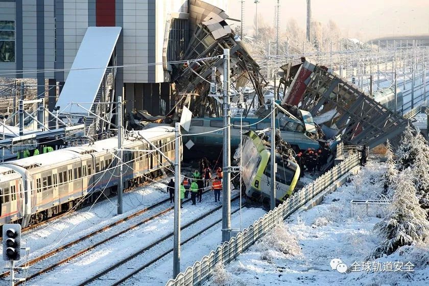 土耳其高速动车组与机车相撞脱轨,致车站