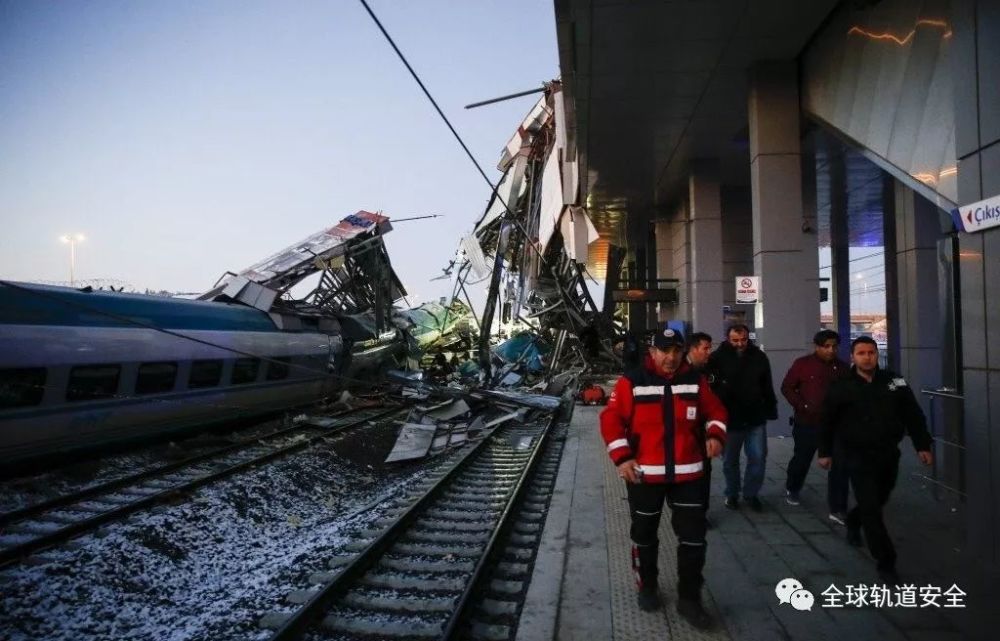 土耳其高速动车组与机车相撞脱轨,致车站