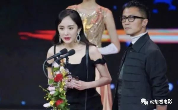 杨幂迷妹人设崩塌？同台谢霆锋面露娇羞，被吐槽太做作