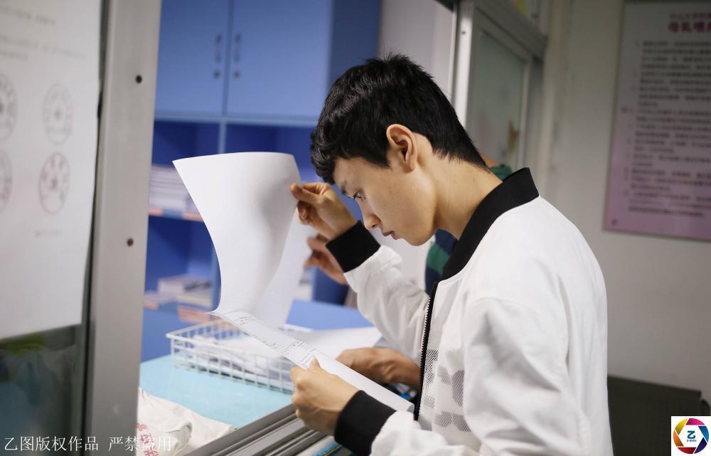 95后小夫妻高中时暗恋,大学异地恋,生双胞胎却