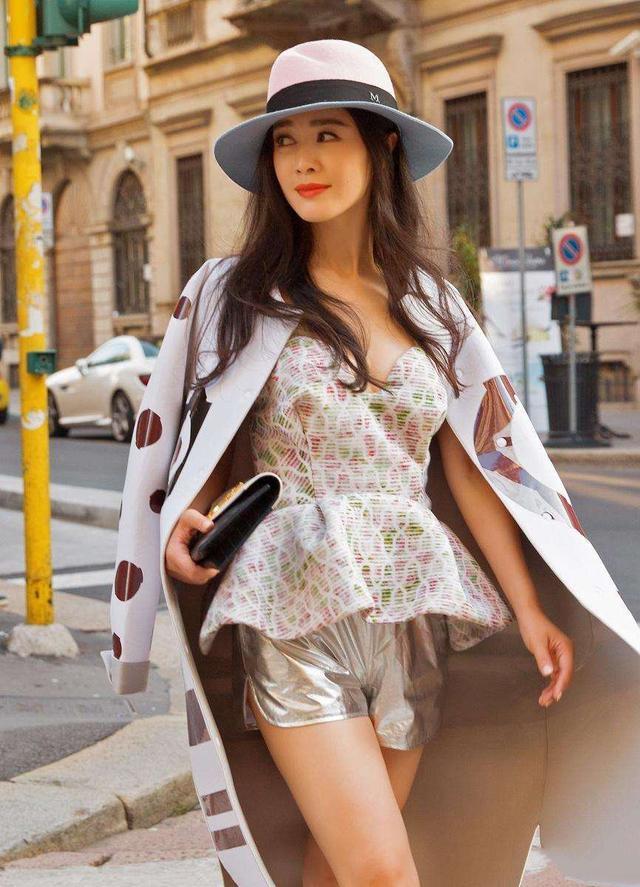 出生书香门第，事业巅峰偷偷的嫁人生女，如今女儿爸爸仍是迷