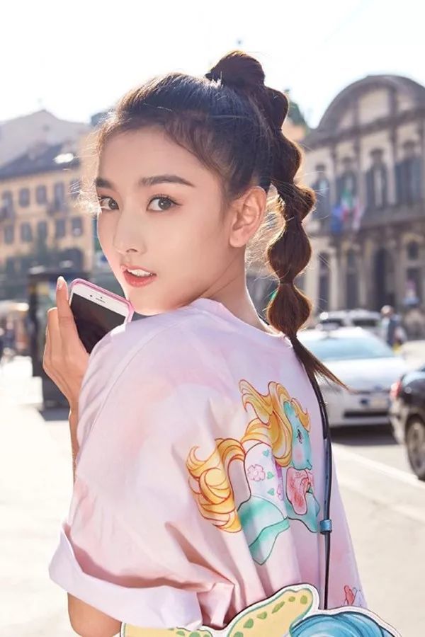 吴昕和宋祖儿梳同款发型,谁更俏皮有活力?