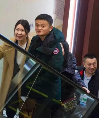 加拿大鹅独自背抵制加拿大品牌的锅,M.A.C松