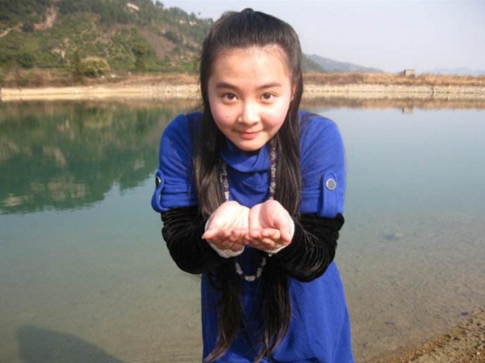 她9岁出道名气不输杨紫，最红时放弃演戏求学，长大后变美被遗忘