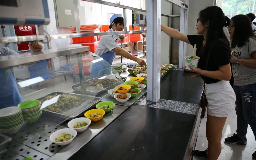 老总去食堂打饭_食堂阿姨打饭照片(2)