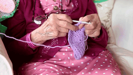 你给那个<em>SB织毛衣</em>,她给整个镇子的建筑织毛衣