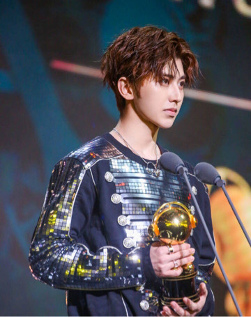 蔡徐坤和吴磊参与乡村调研,网友:不愧为优质偶