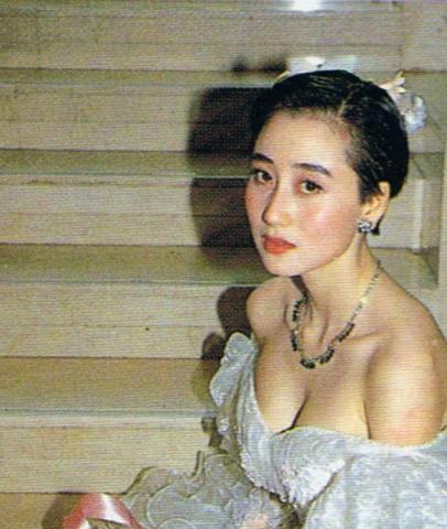 看到李连杰妻子利智的婚纱照,终于明白为何被独宠几十年!