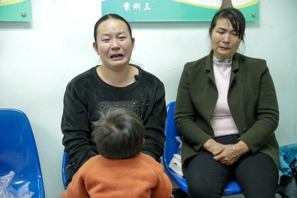 男孩患罕见病怀孕10年,被同学推进粪坑:你是