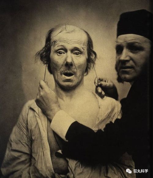 如何分辨假笑?3种科学方式帮你看穿朋友们的