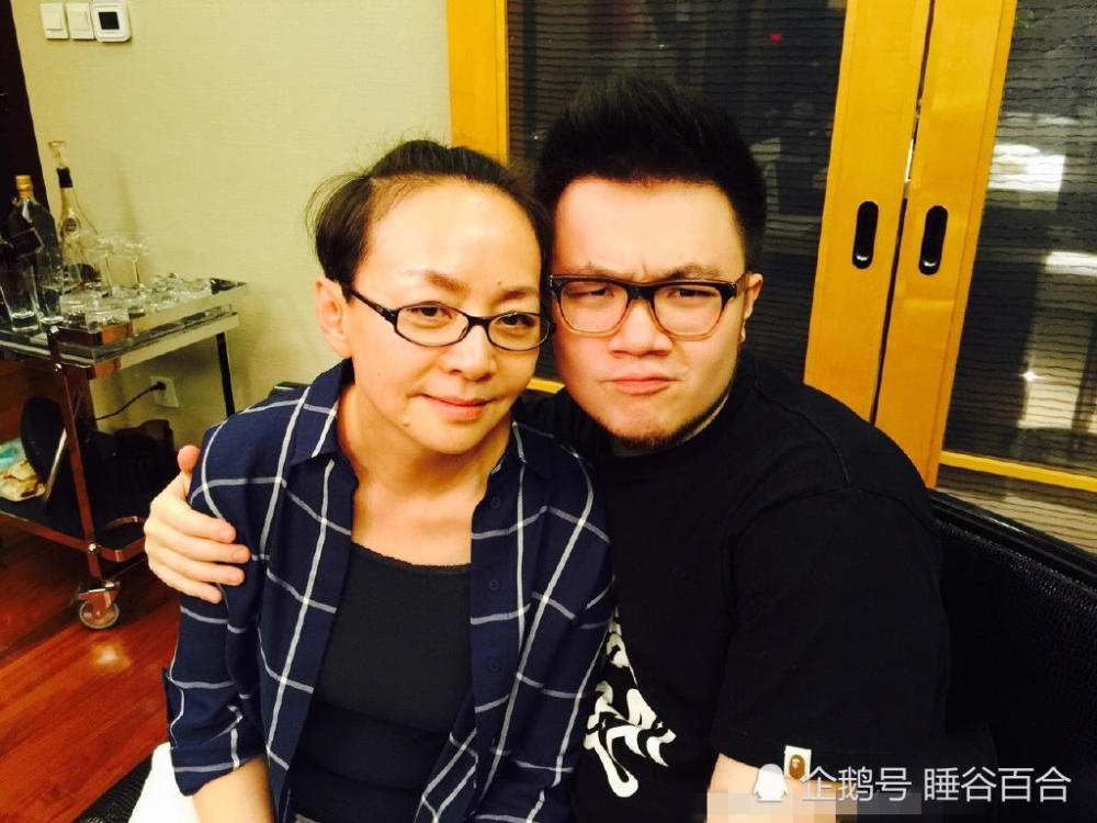 57岁宋丹丹被指升级当奶奶 全家福曝光