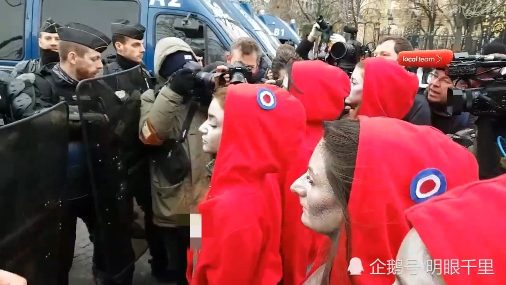 赤裸上身的自由女神现身法国街头 黄背心抗议