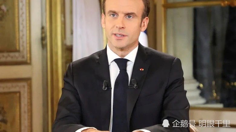 赤裸上身的自由女神现身法国街头 黄背心抗议