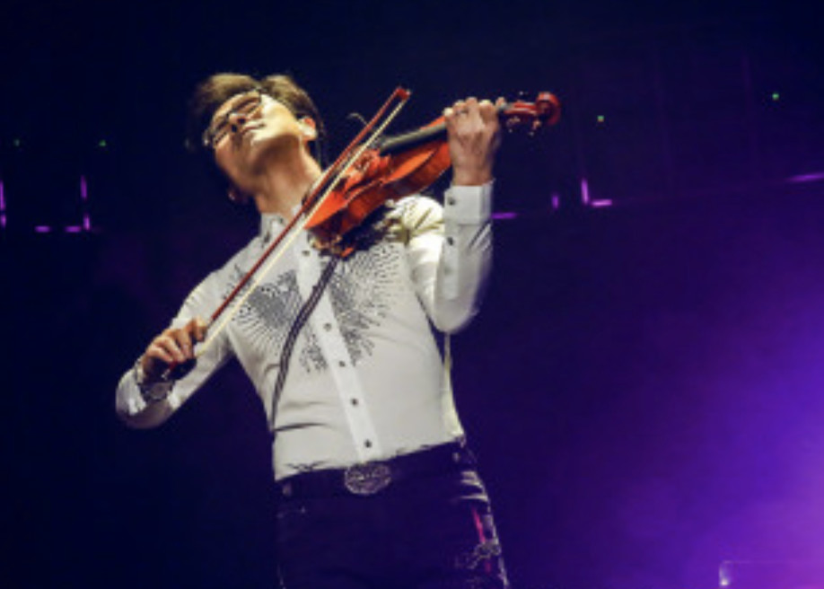 章子怡带两个女儿探班汪峰演唱会，一家四口甜蜜同框超有爱