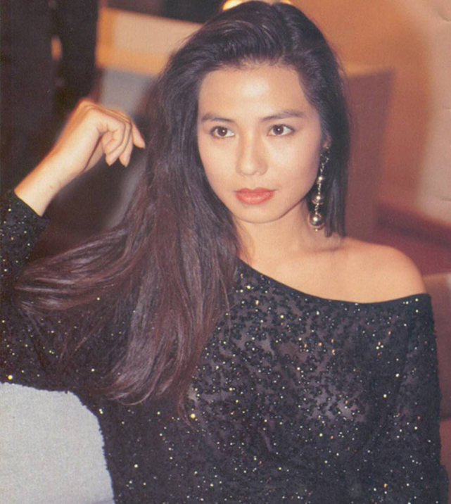 钟楚红和叶童都在自然老去,她52岁穿50岁衣服,脸还像