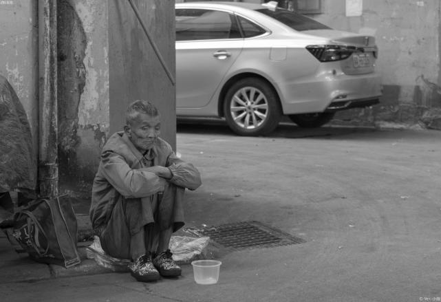 那些睡在广州大街上的流浪汉,一床被子就是一个家