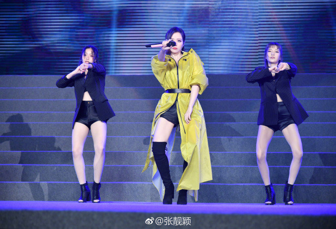张靓颖演唱会自己穿棉袄，要求伴舞短裤大长腿，回应：不冷
