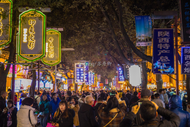 回民街谁去谁后悔?一家小店一年赚1亿元,游客挤得水泄不通 回民街谁去谁后悔?一家小店一年赚1亿元,游客挤得水泄不通