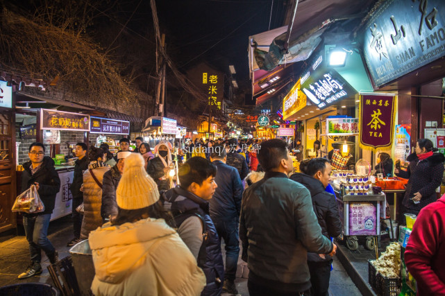 回民街谁去谁后悔？一家小店一年赚1亿元，游客挤得水泄不通