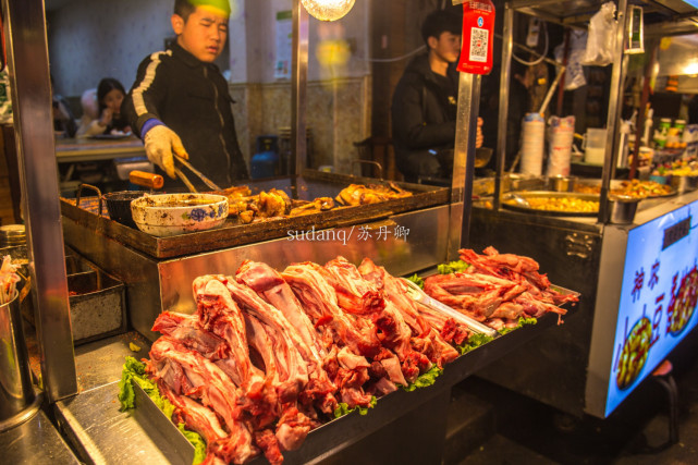 回民街谁去谁后悔？一家小店一年赚1亿元，游客挤得水泄不通