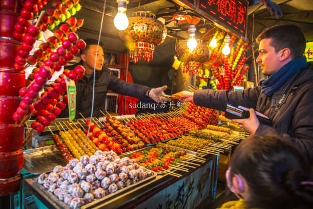 回民街谁去谁后悔？一家小店一年赚1亿元，游客挤得水泄不通