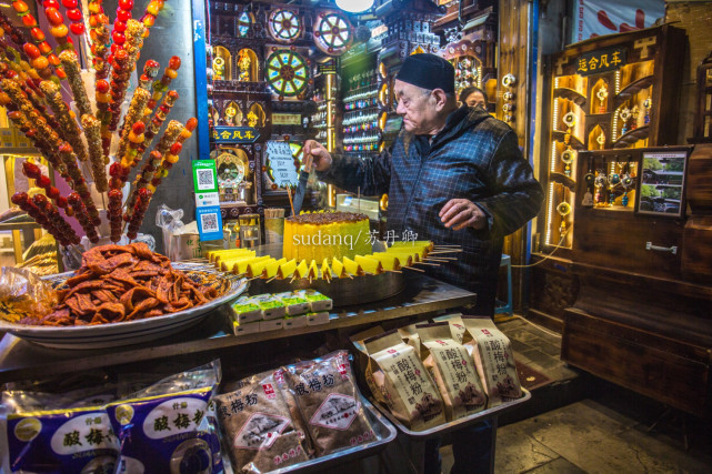 回民街谁去谁后悔?一家小店一年赚1亿元,游客挤得水泄不通 回民街谁去谁后悔?一家小店一年赚1亿元,游客挤得水泄不通