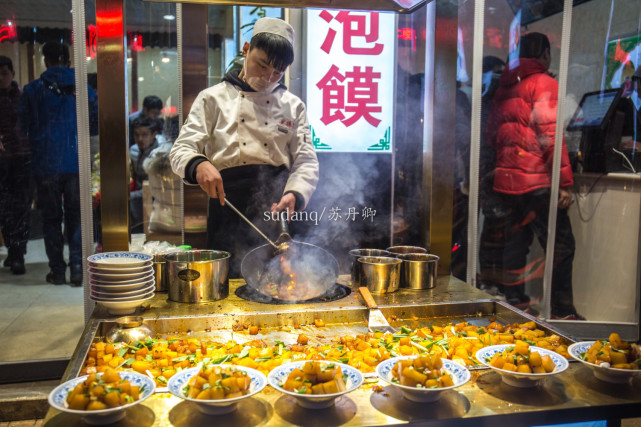 回民街谁去谁后悔？一家小店一年赚1亿元，游客挤得水泄不通