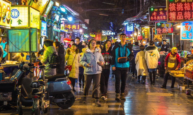 回民街谁去谁后悔?一家小店一年赚1亿元,游客挤得水泄不通 回民街谁去谁后悔?一家小店一年赚1亿元,游客挤得水泄不通