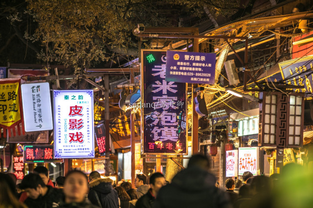 回民街谁去谁后悔？一家小店一年赚1亿元，游客挤得水泄不通